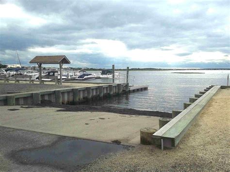 ( waters edge at ramp ) The Golden Hill <b>boat</b> launching ramp operated by Dorchester County - Department of <b>Public</b> Works - Highway Division is along the Choptank River offers; single launching lane, courtesy dock & paved parking for 25 <b>boat</b> trailers. . Public boat landings near me